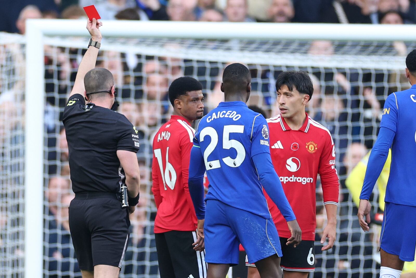 Lisandro Martínez fue expulsado y el United cayó 2-0 ante Chelsea